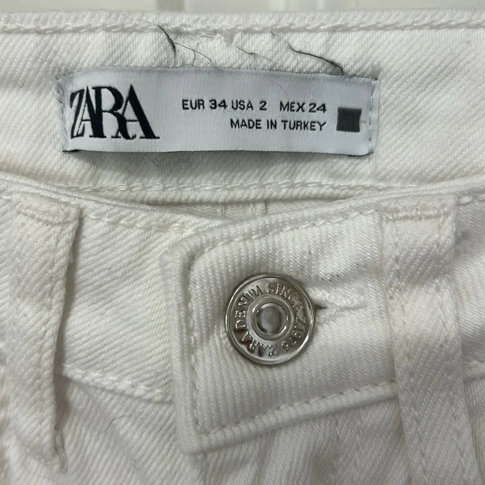 Zara White Straight Leg Jeans size 2 inseam 31“